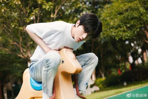 蔡徐坤娱乐吃瓜图片高清,高清图片揭秘明星幕后生活